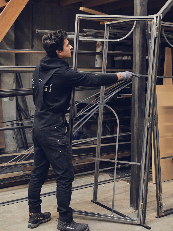 Charly de Steel Sauvage réalisant un chassis en acier noir